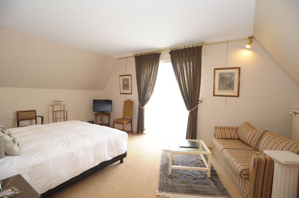 Hotel Logis Le Relais De La Poste Neuveglise Ruang foto