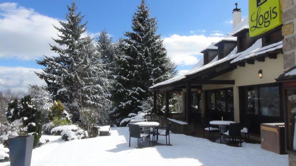 Hotel Logis Le Relais De La Poste Neuveglise Bagian luar foto
